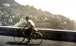 Primo Levi in bicicletta in gita al lago, 1941. Proprietà di Bianca Guidetti Serra.